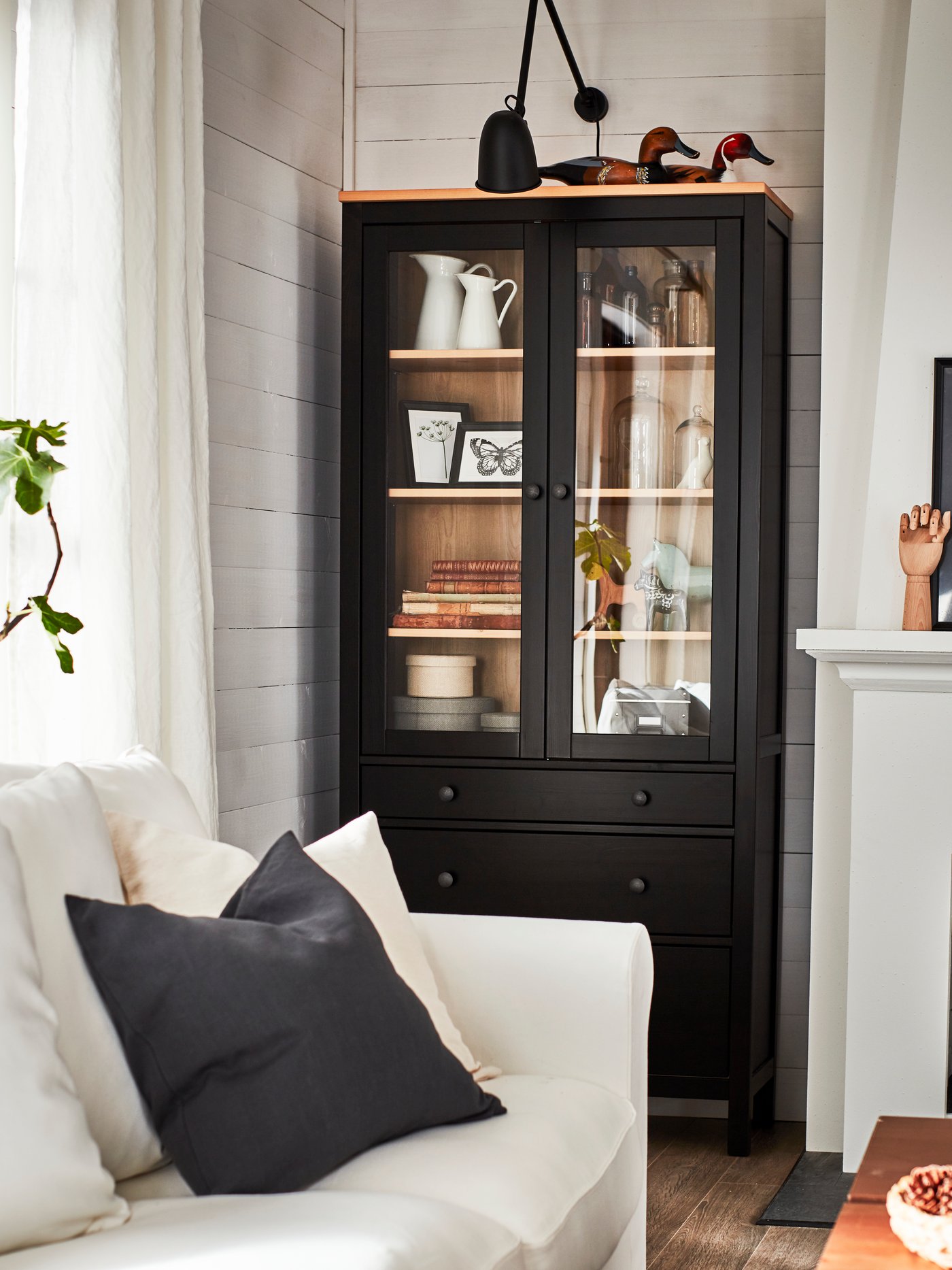 Eine schwarze SKURUP Arbeits-/Wandleuchte im Wohnzimmer.