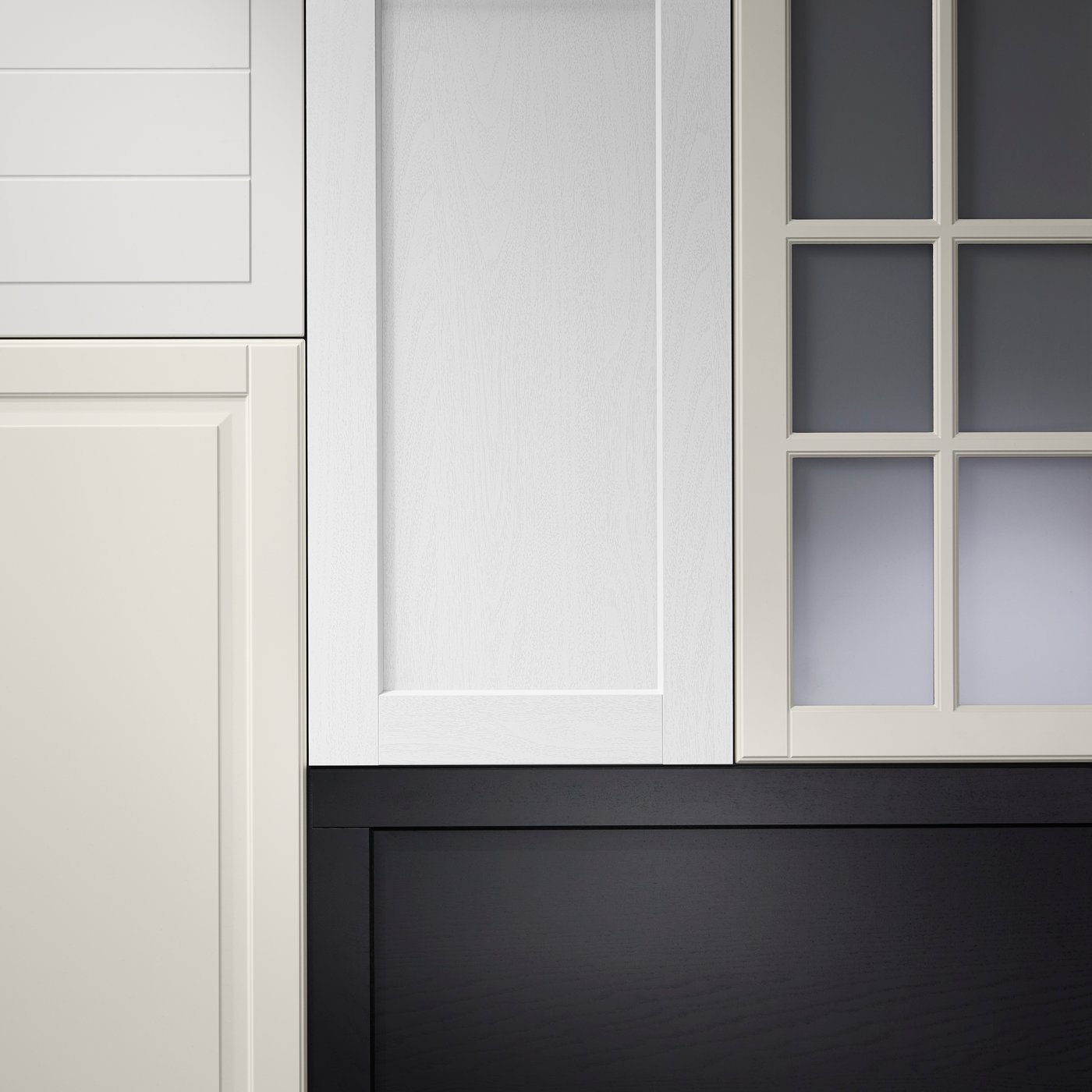 Kitchen fronts with traditional expressions in different colours are placed in a graphic pattern against a grey background.