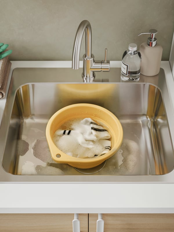 A foldable/yellow PEPPRIG wash-tub