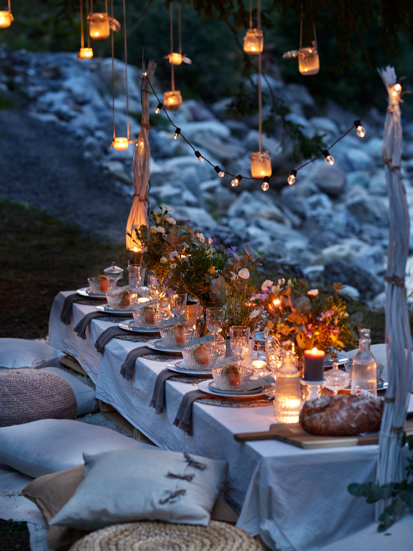 An outdoor/battery-operated black UTSUND LED lighting chain with 12 lights