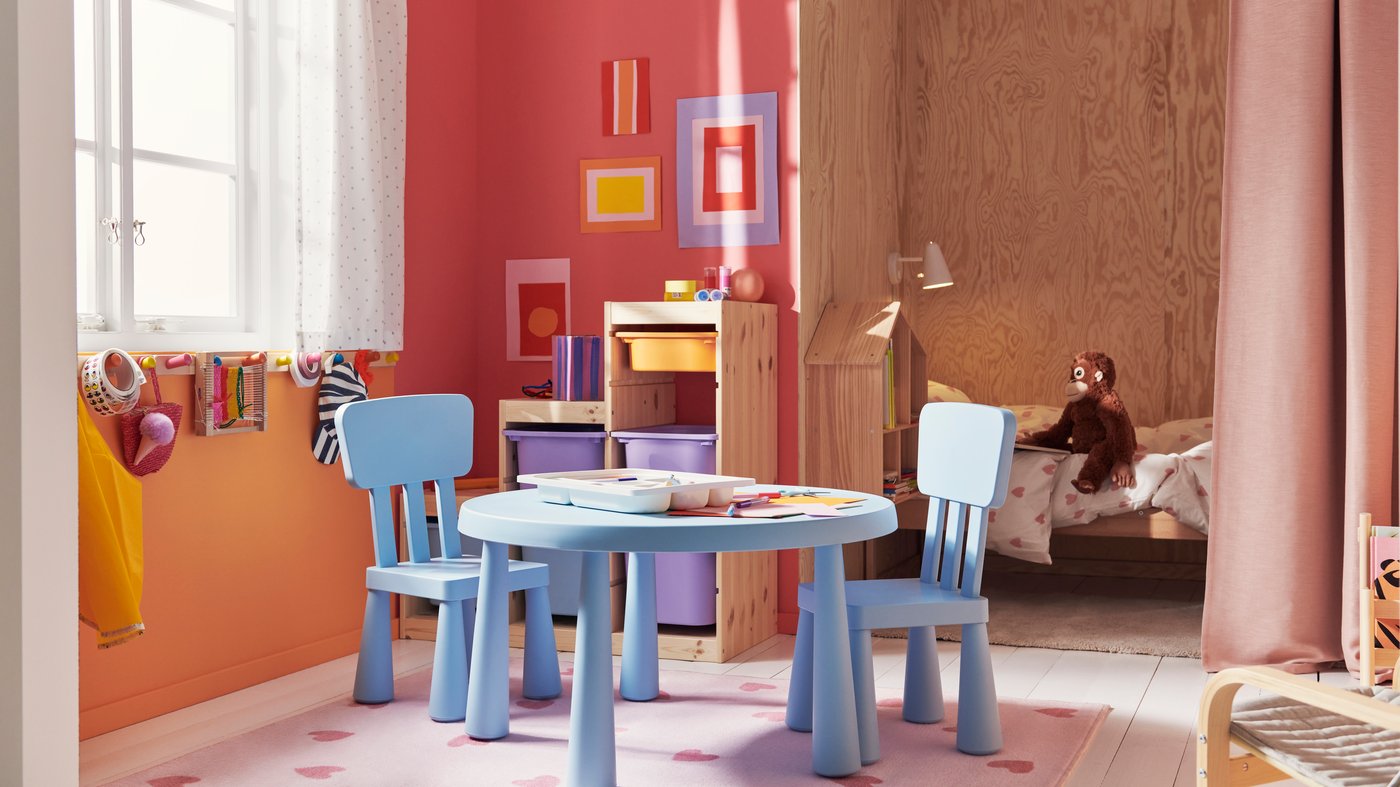 Two children’s chairs and a children’s table from the MAMMUT series in light blue in a colourful children’s bedroom.