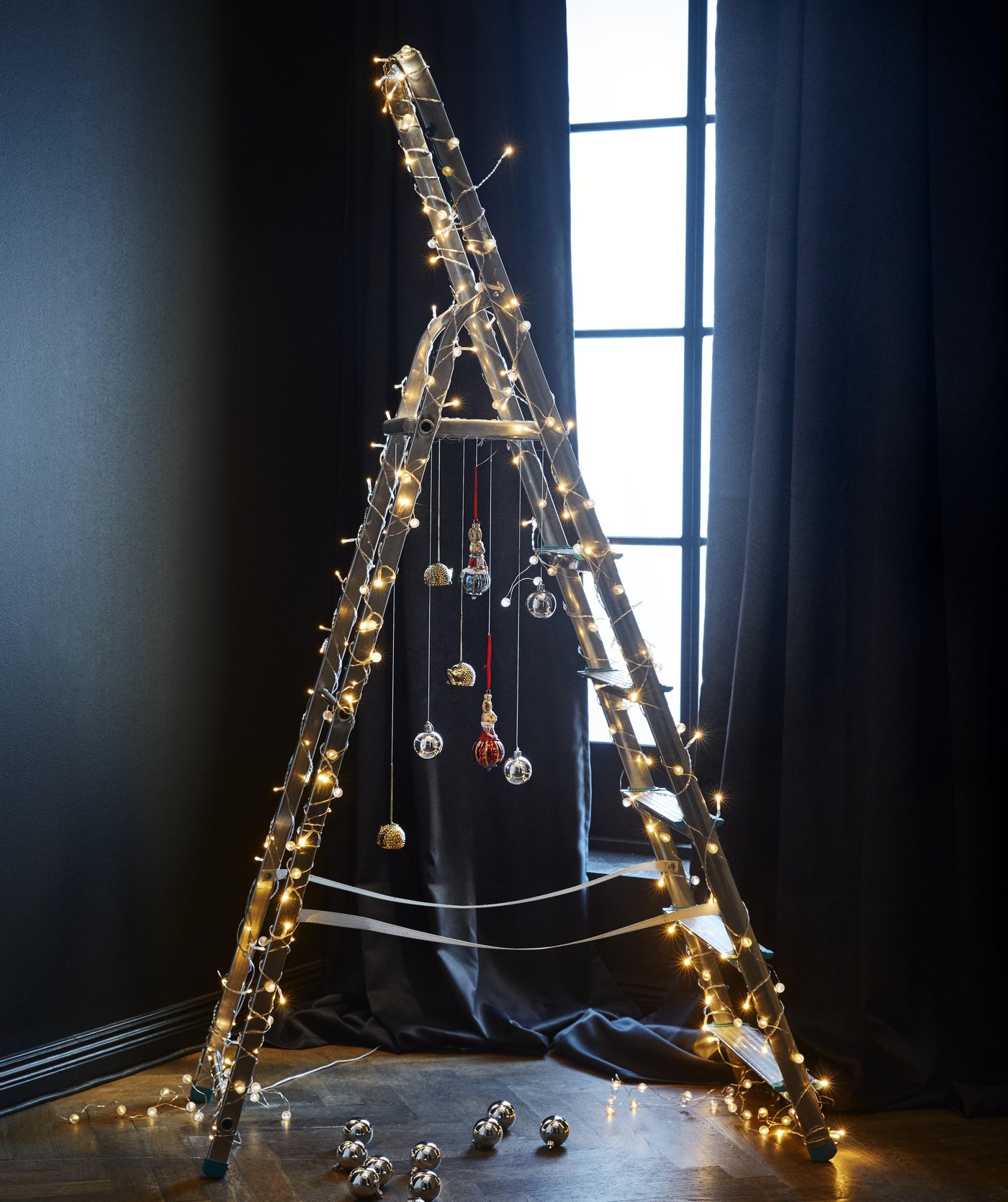 An indoor silver-colour LEDFYR LED lighting chain with 24 lights in the living room