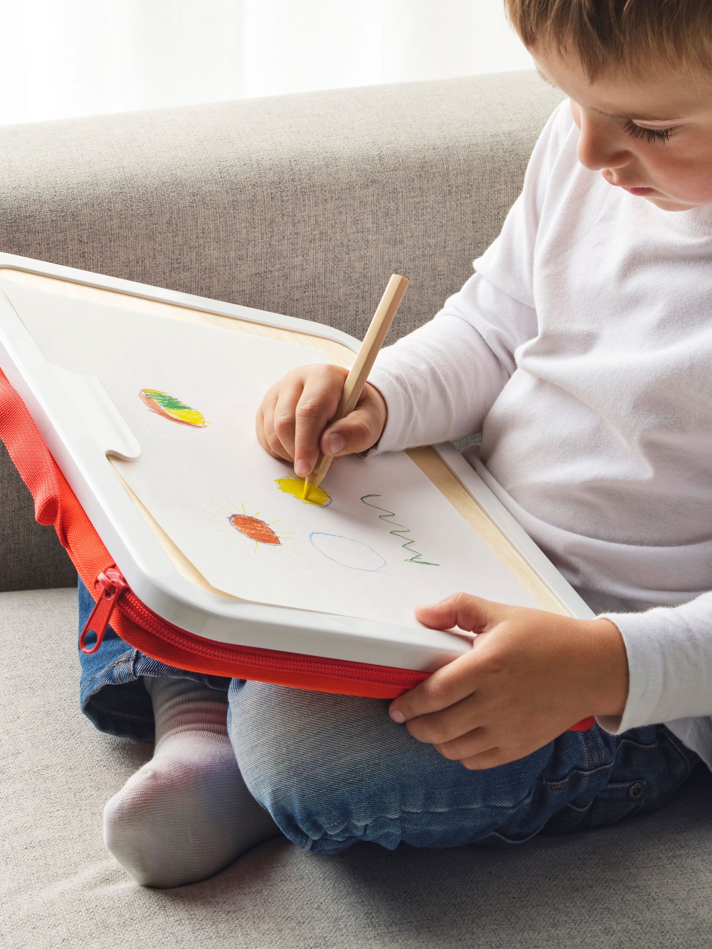Rode MÅLA tekenkoffer in een kinderkamer