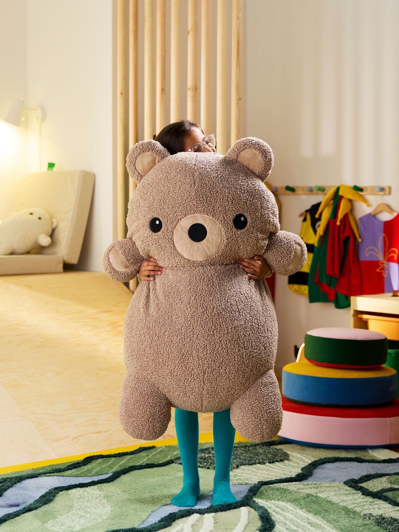 Beige GREJSIMOJS berenknuffel in een kinderkamer