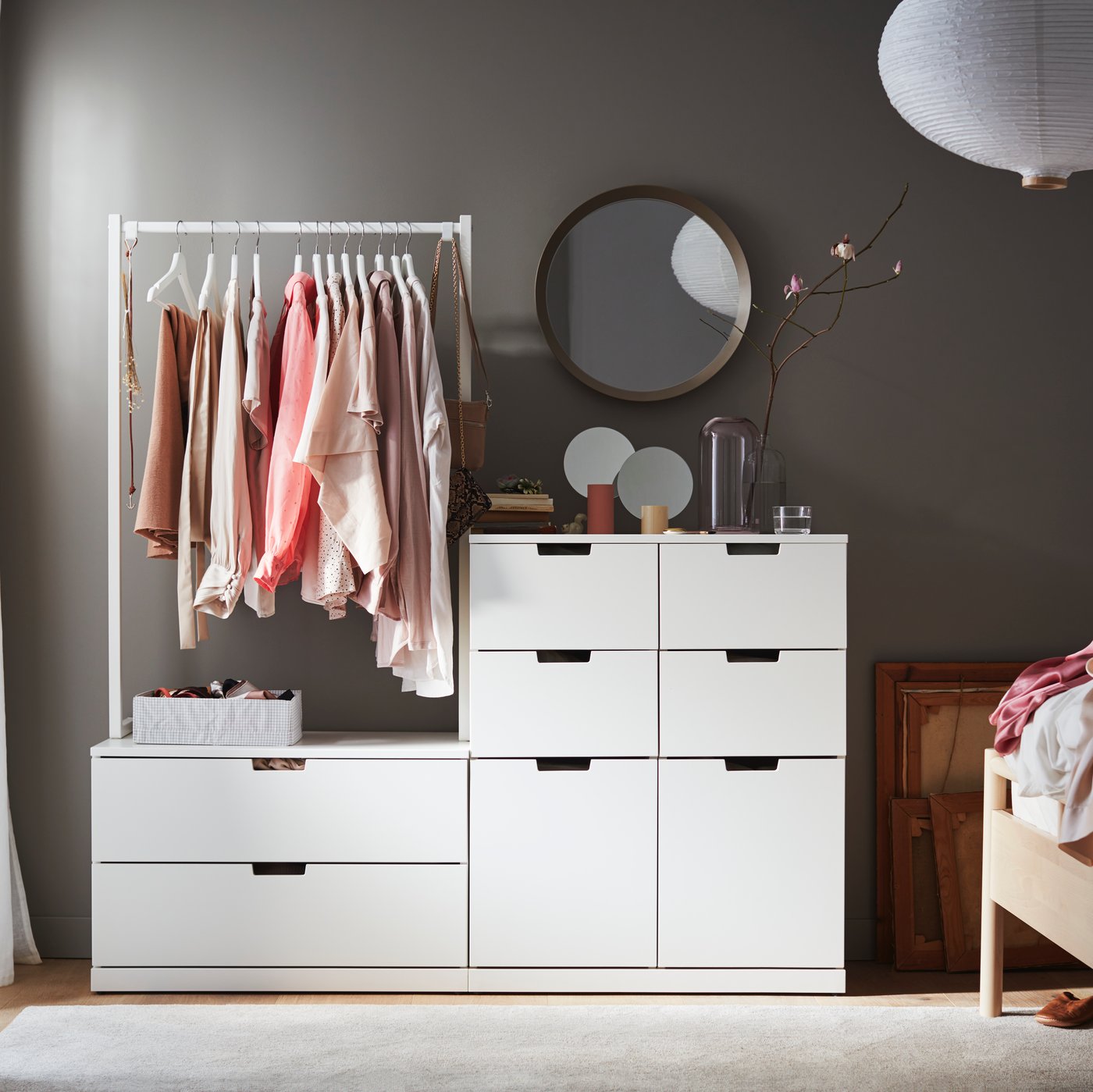 Laci NORDLI di dalam bilik tidur dengan cermin LANGESUND di atasnya.