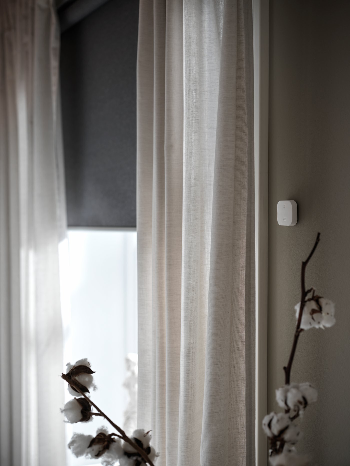 Un par de cortinas HANNALILL beige en el dormitorio.