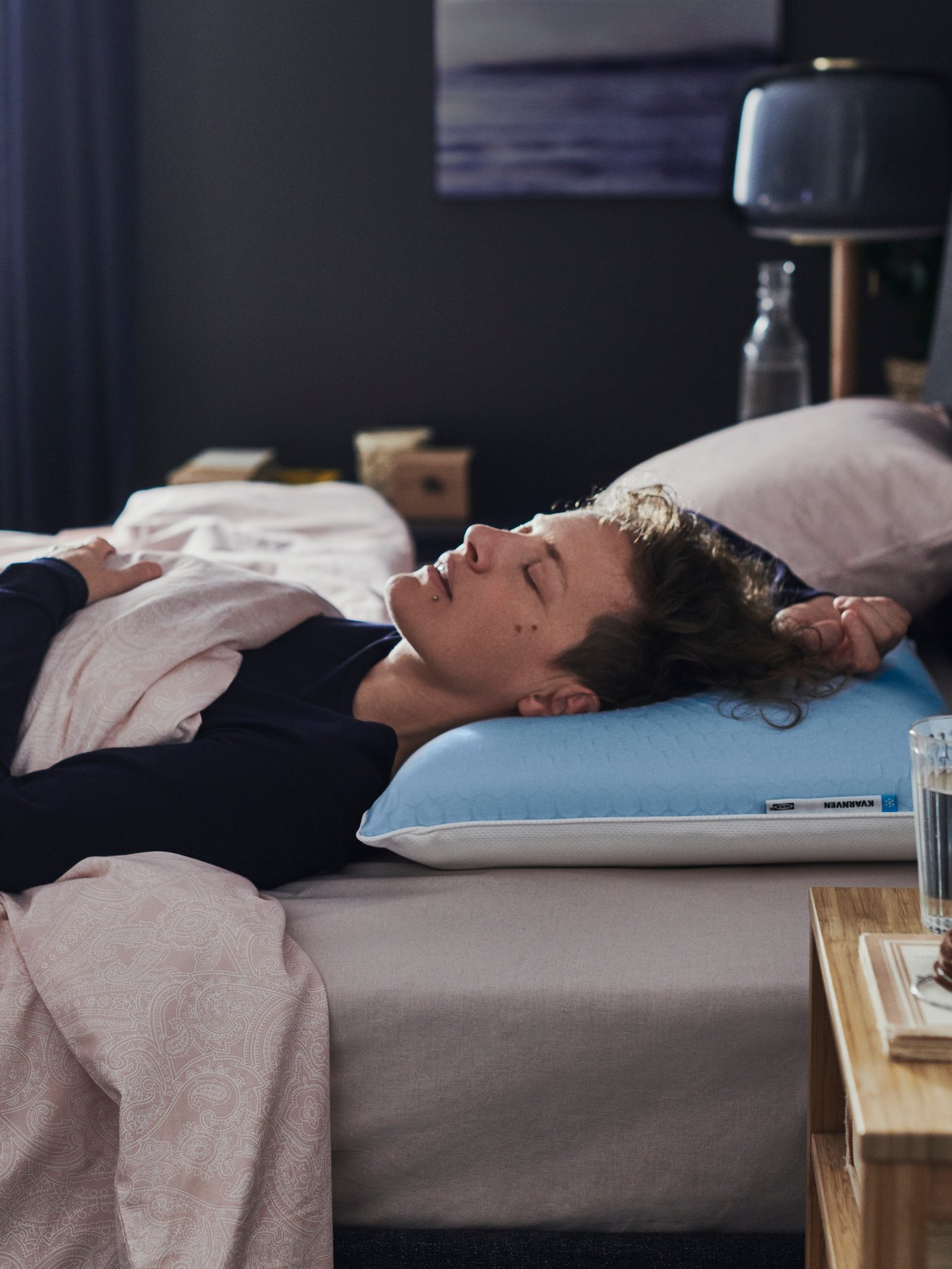 A KVARNVEN ergonomic pillow, side/back sleeper