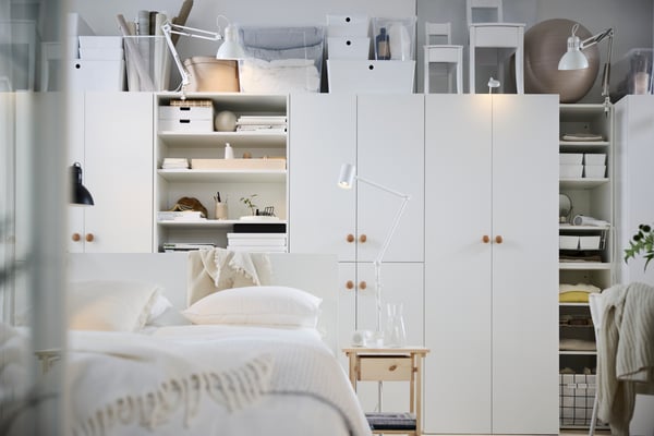 A white KUGGIS box with lid in the bedroom