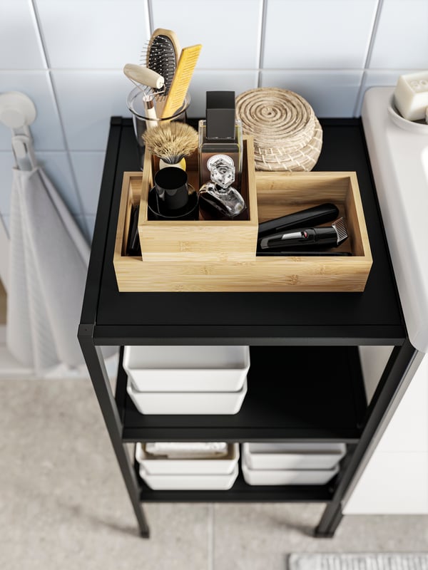 Cajas KUGGIS bajo mueble negro