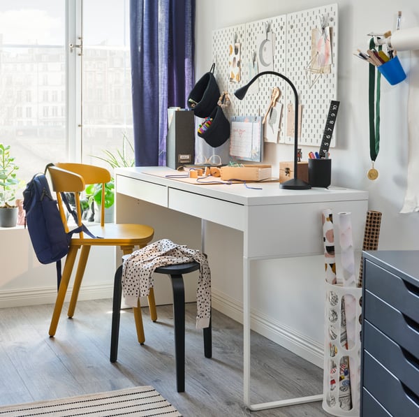 An yellow OMTÄNKSAM chair in the bedroom