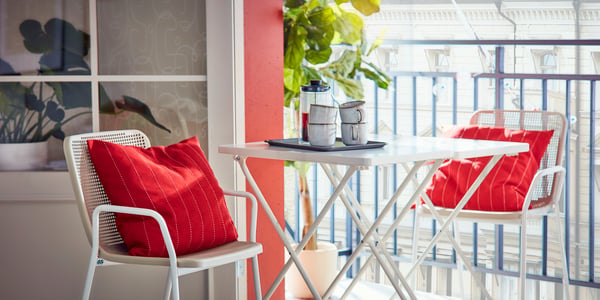 Una mesa TORPARÖ blanca/plegable, para interior/exterior