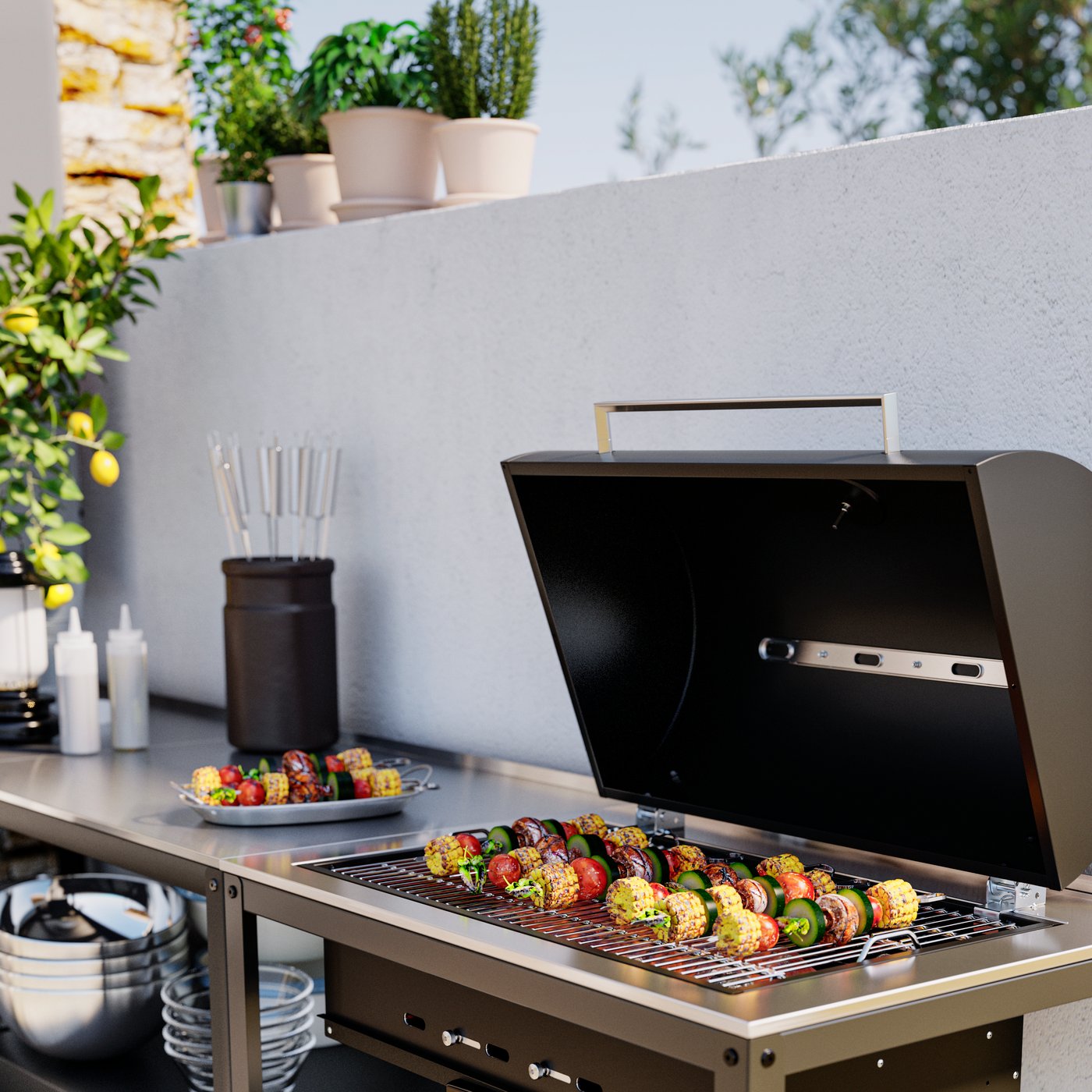 Närbild på en öppen GRILLSKÄR kolgrill i utekök med grillspett liggande på grillgallret. 