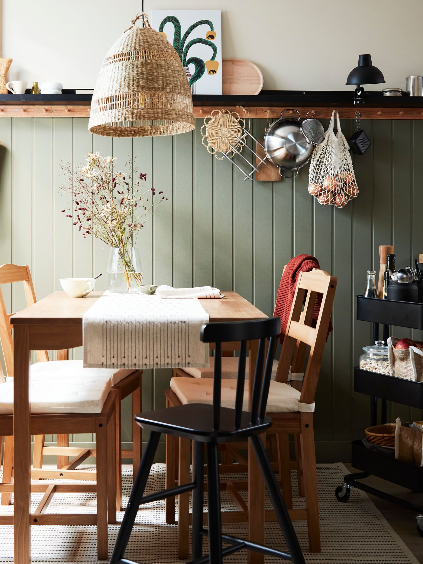 A natural KUNGSFORS net bag in the dining room