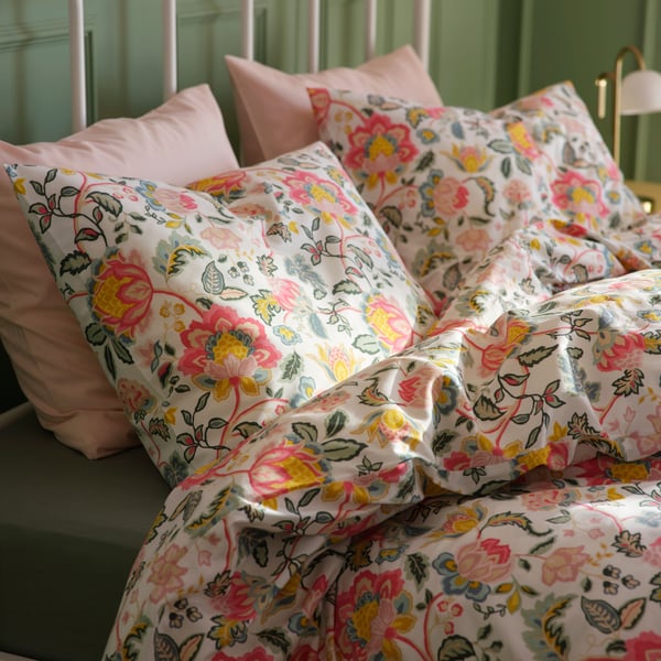 A multicolour/floral pattern DAGGSALVIA duvet cover and 2 pillowcases in the bedroom