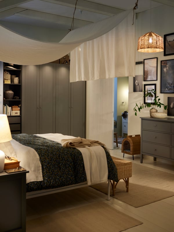 Gemütliches Schlafzimmer mit Lampenschirm aus Naturfaser aus underer KAPPELAND Serie.