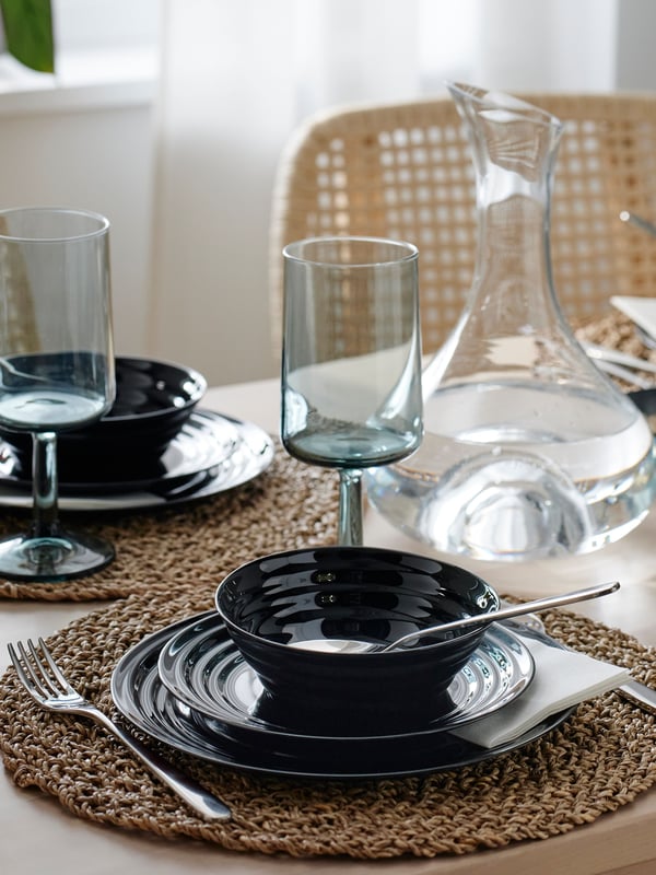 Une carafe STORSINT en verre clair