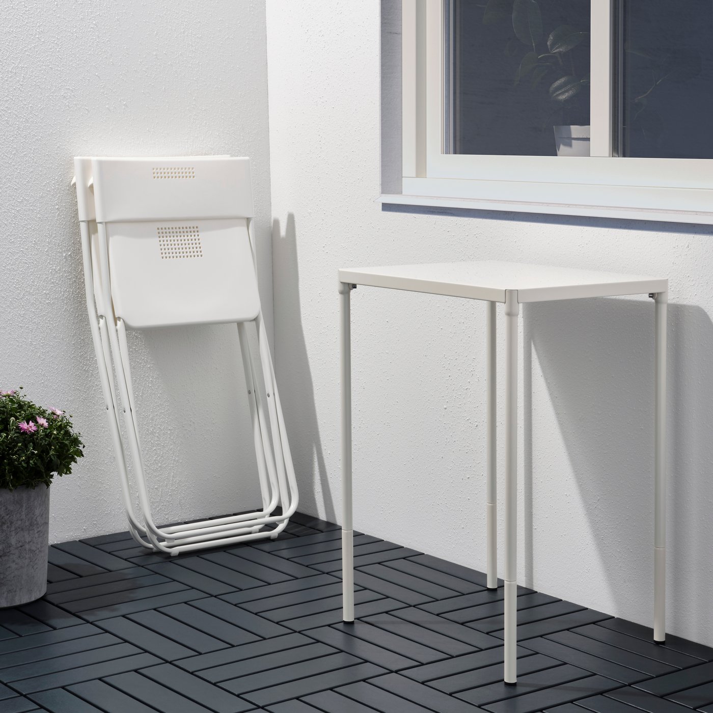 Mesa FEJAN blanca/blanca + 2 sillas plegables, para exterior.