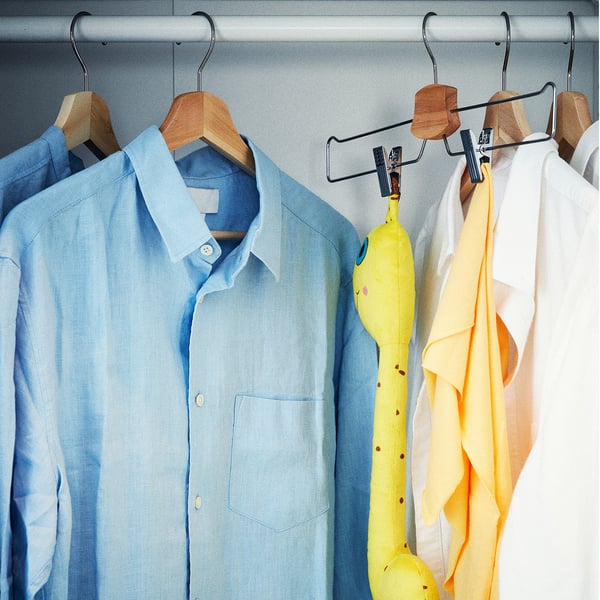 洋服が掛けられているハンガー