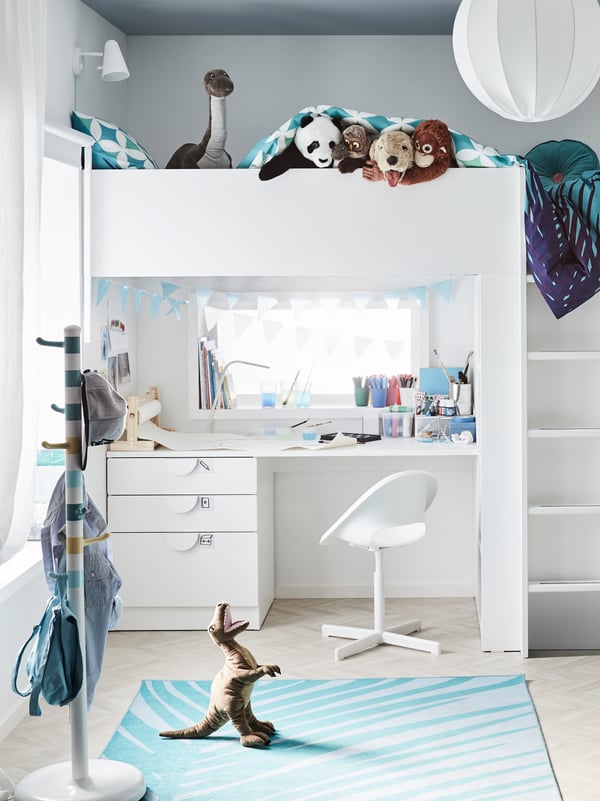 Several SMÅSTAD storage units with different coloured fronts and handles of various styles placed in a kid’s room.