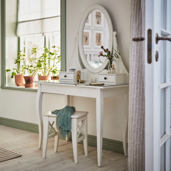 Et HEMNES sminkebord i et rum med en rolig og romantisk stemning.