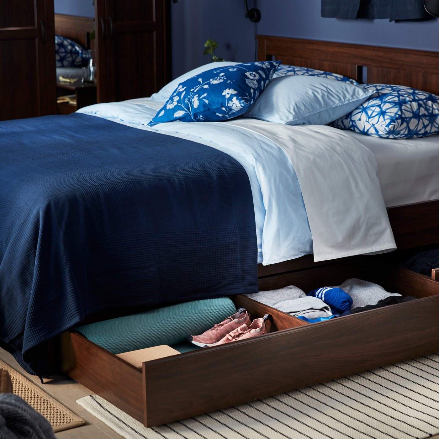 A dark blue INDIRA bedspread in the bedroom