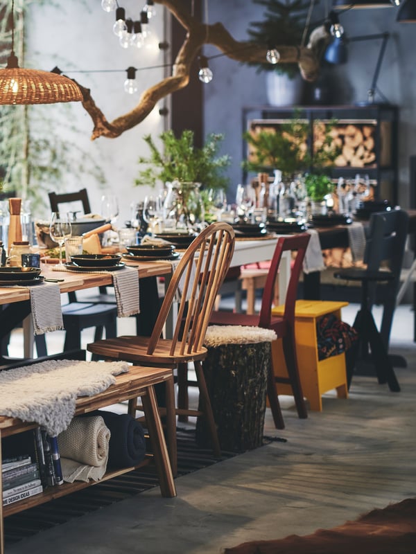 Una mesa extendida para la cena de navidad con una variedad de bancas y sillas.