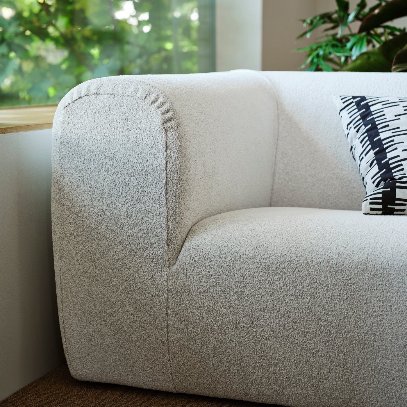 Une housse de coussin STOCKHOLM 2025 blanc cassé et noir