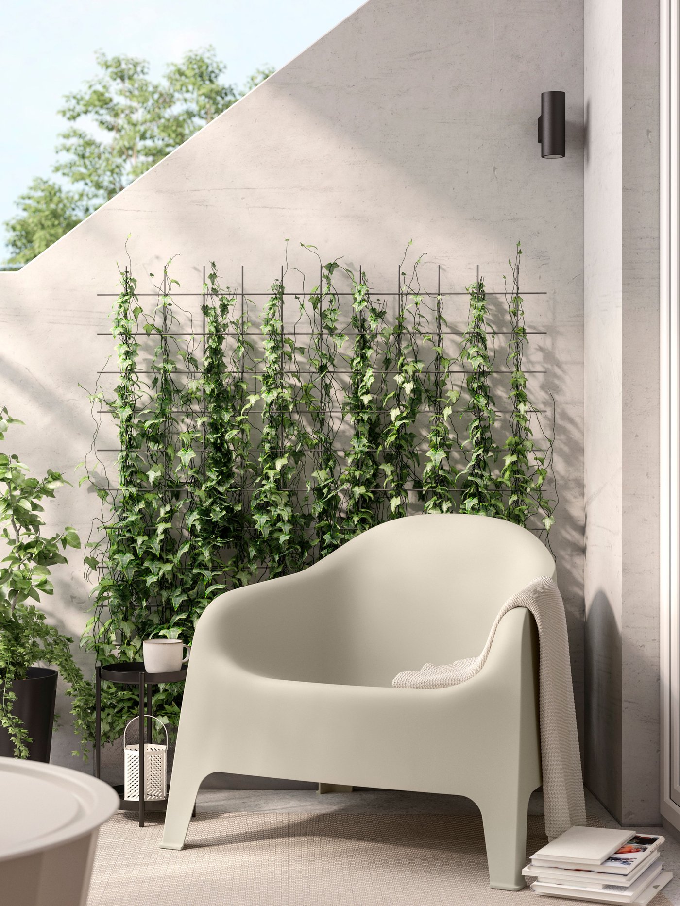 Sillón SKARPÖ color beige para exterior, colocado en un espacio al aire libre.