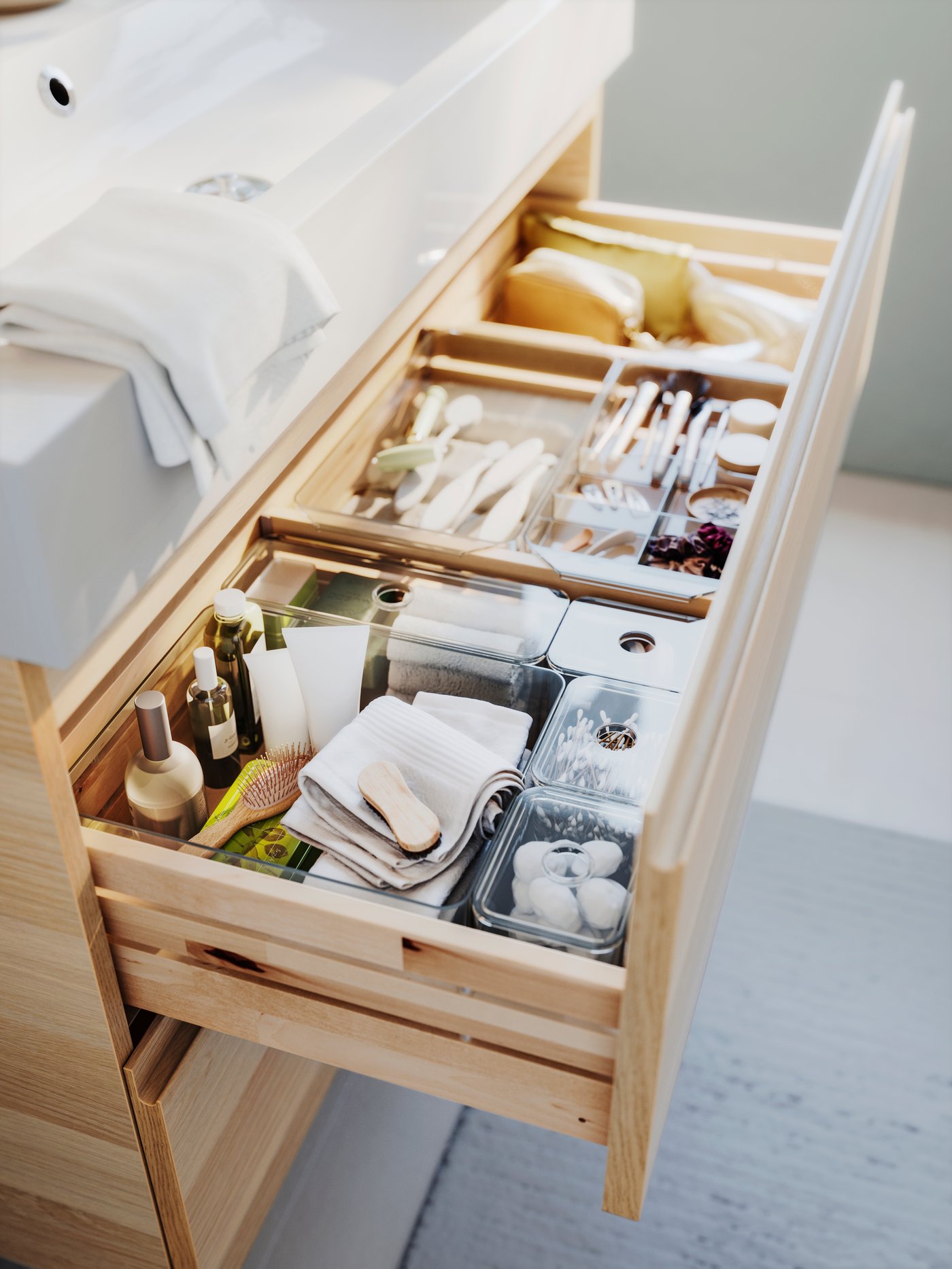 Mueble de madera debajo de un fregadero blanco con uno de los cajones abiertos mostrando productos de belleza organizados en su interior