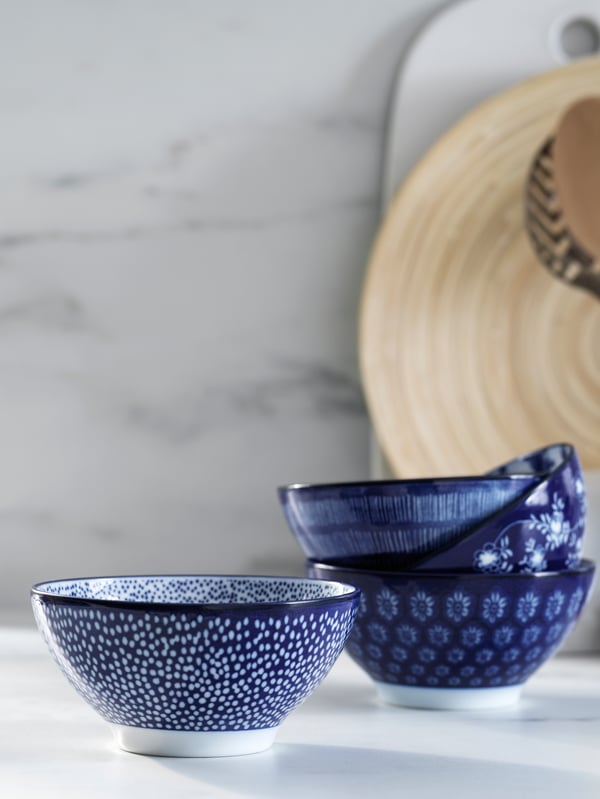 Four ENTUSIASM bowls with a blue/white pattern standing on a white surface. Three of them are stacked together.