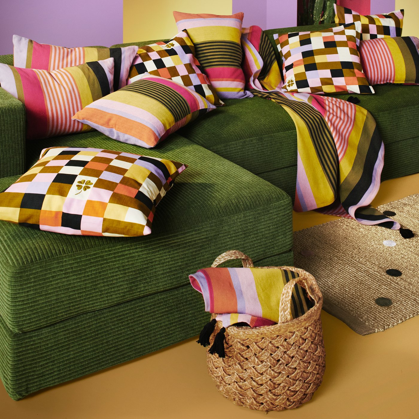 Ein dunkelgelb-grünes JÄTTEBO 4,5-Sitzer-Modulsofa von Samsala im Wohnzimmer