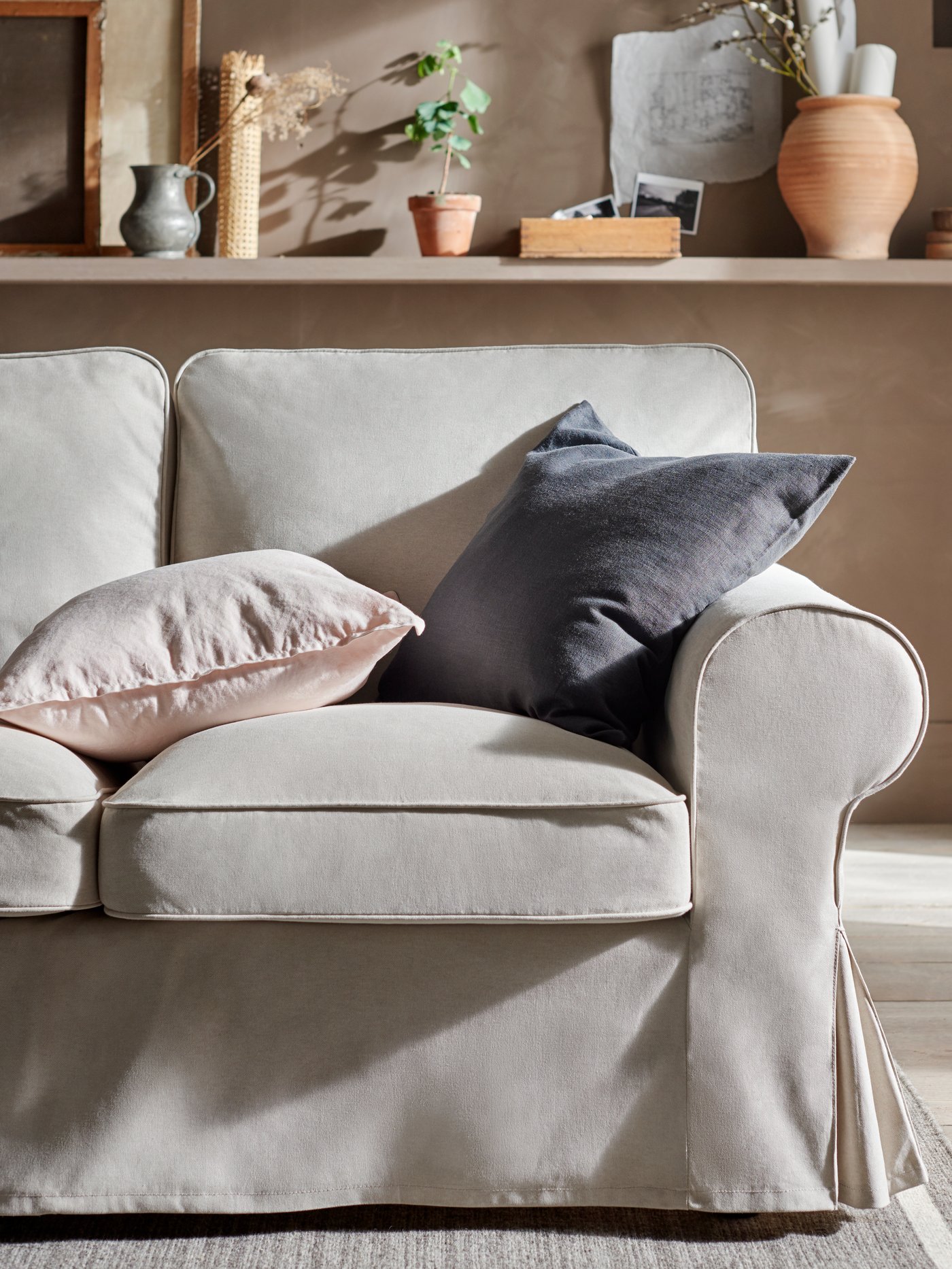 A light pink GURLI cushion cover in the living room