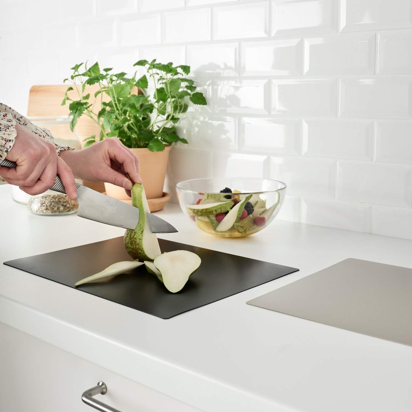 A black/dark grey-beige FINFÖRDELA bendable chopping board