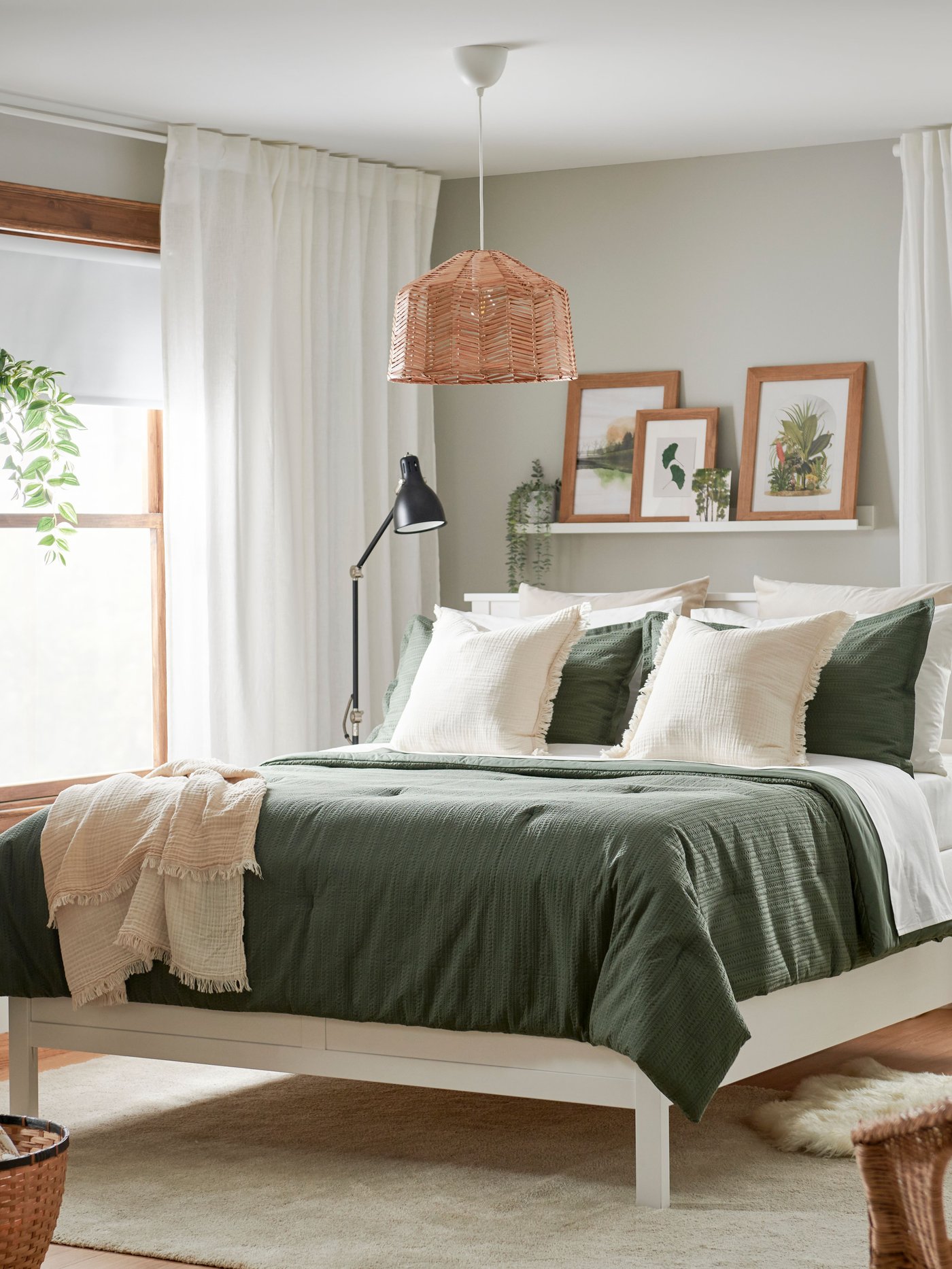 A green LUKTVICKER comforter set in the bedroom