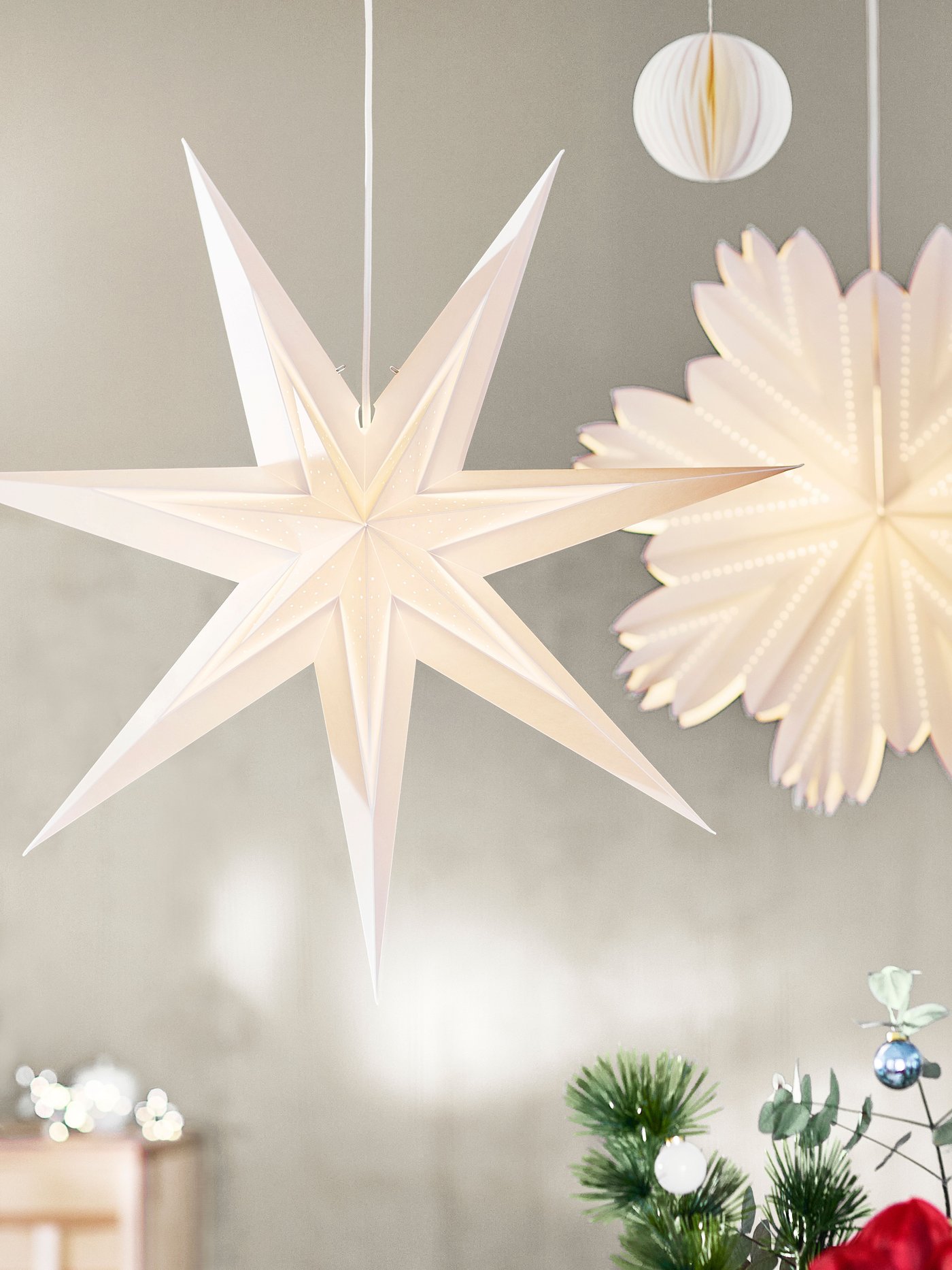 A paper star/dotted white STRÅLA lampshade in the dining room