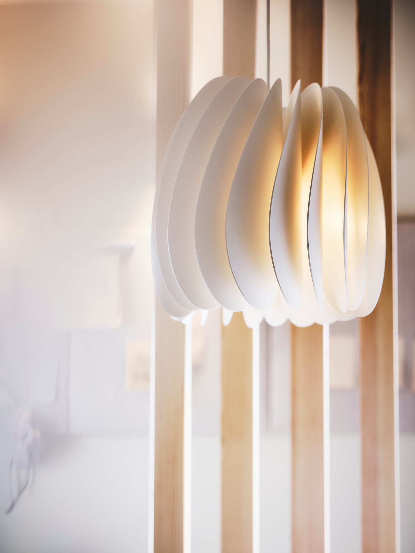 A white SKYMNINGEN pendant lamp