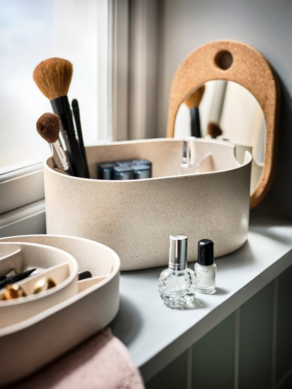 A plastic cork SAXBORGA storage box with mirror lid in the bedroom