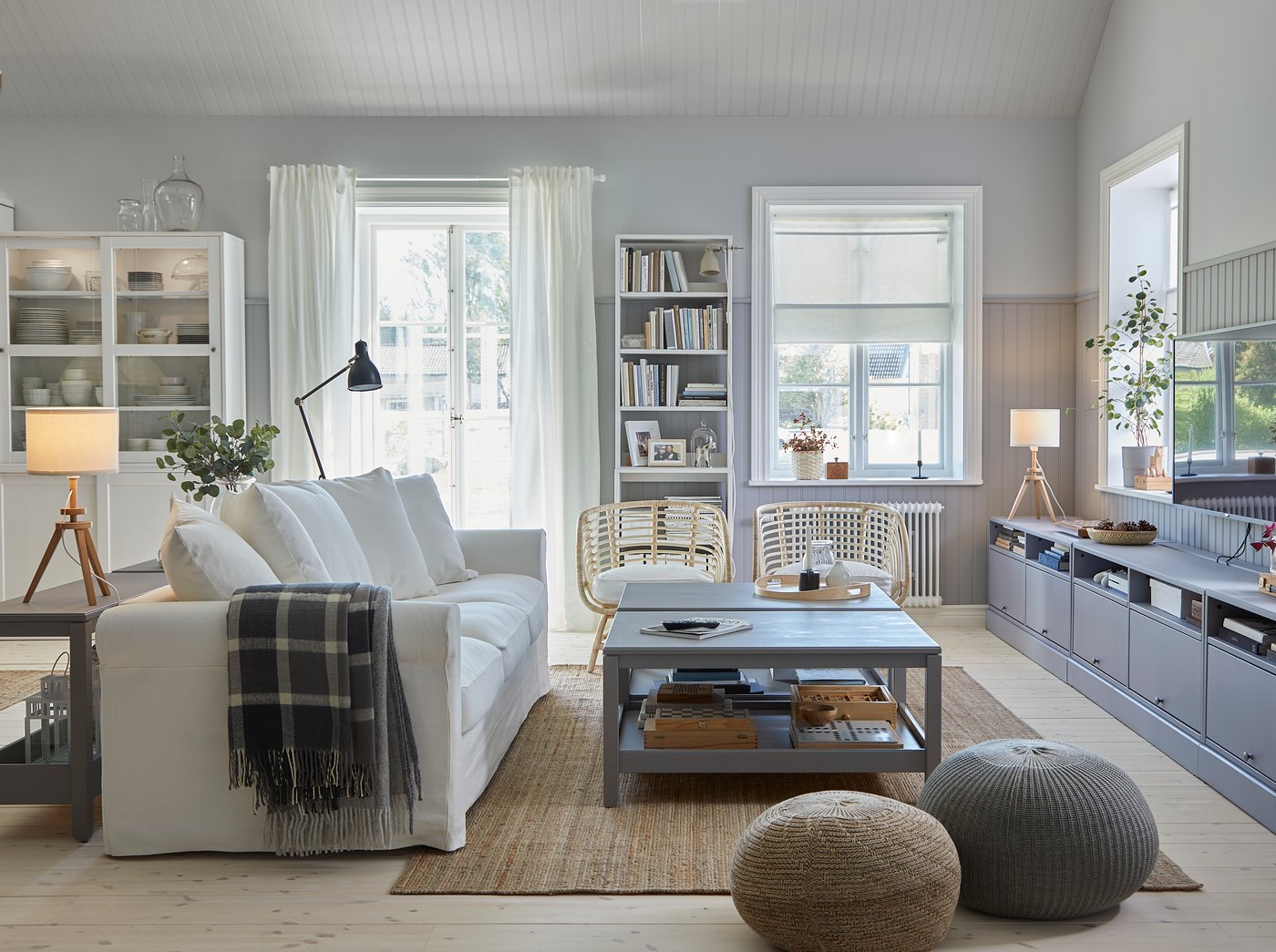 A natural LOHALS rug, flatwoven in the living room