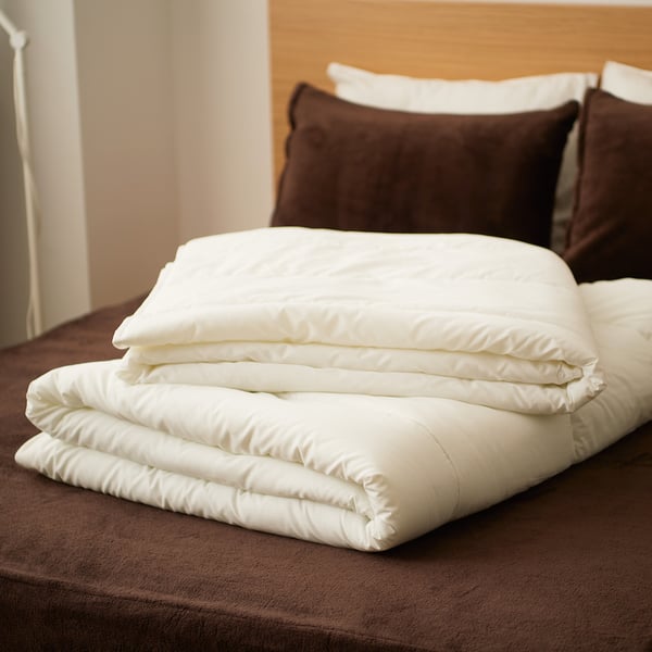 A SMÅSPORRE all seasons duvet