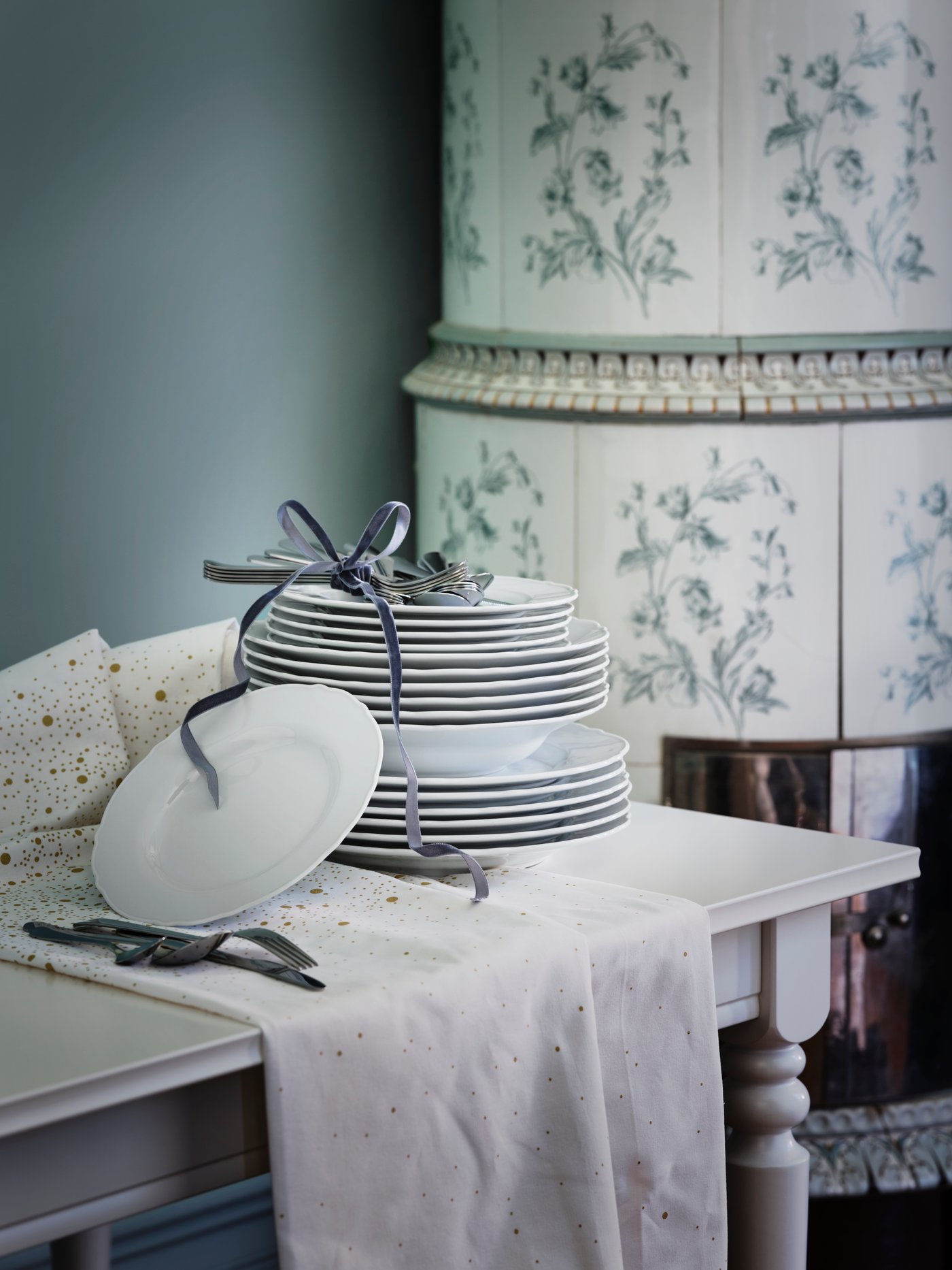 A patterned/white/gold-colour DOFTMINNE tablecloth in the dining room