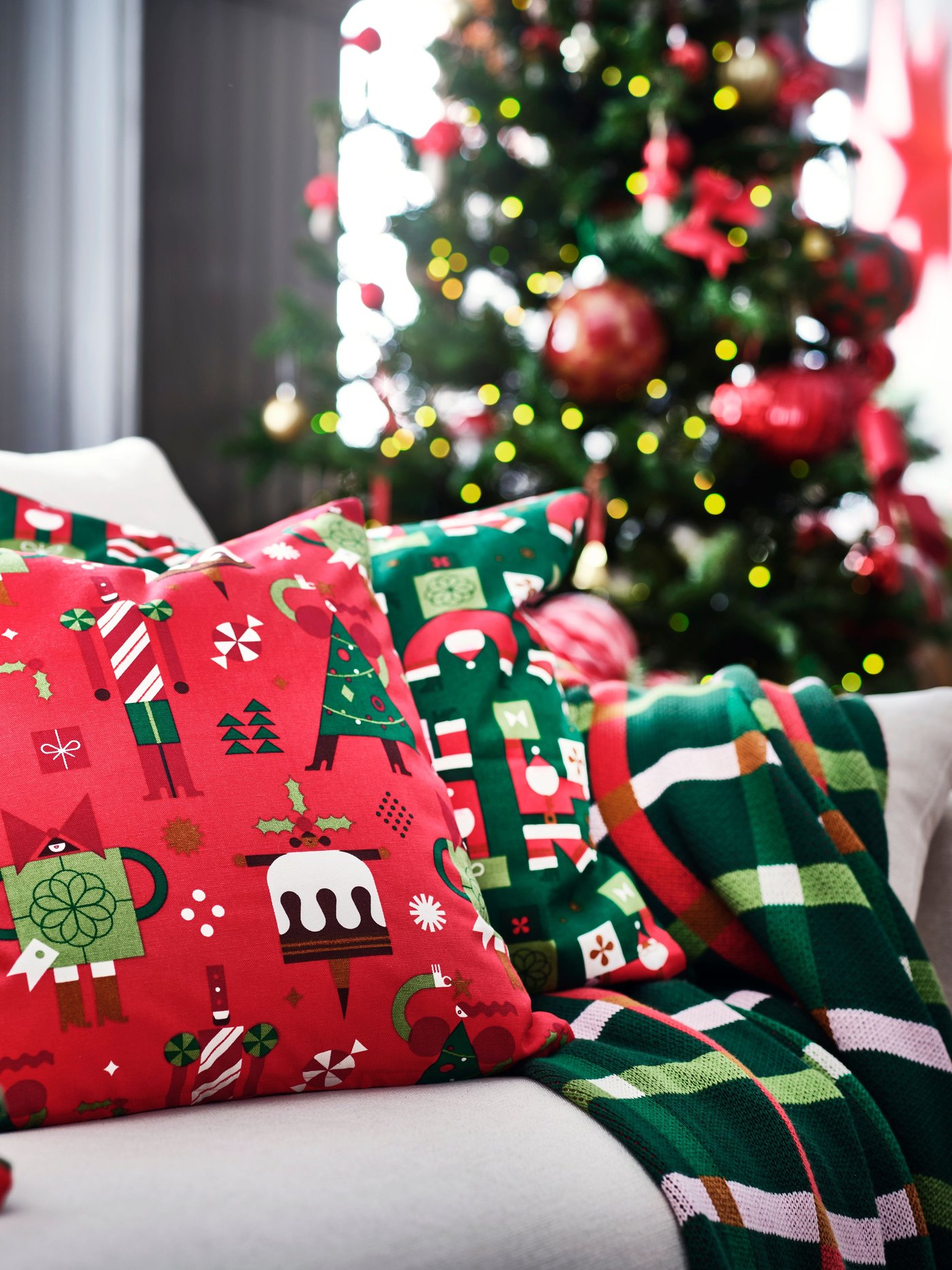 A Santa Claus pattern green VINTERFINT cushion cover