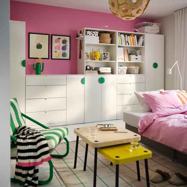 Eine weiße LASTARE-Kleiderschrankkombination im Wohnzimmer