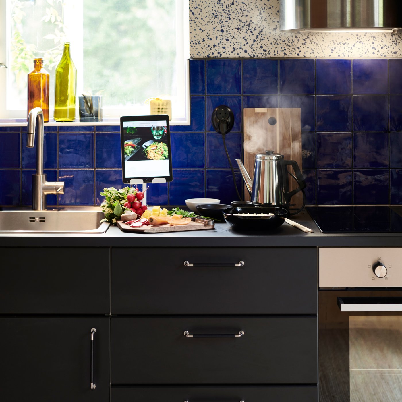 Cuisine IKEA avec une casserole bouillonnante sur une plaque de cuisson électrique.