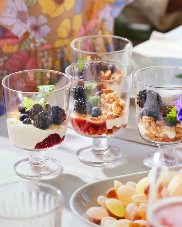 Liten midsommardessert serverad i glas.