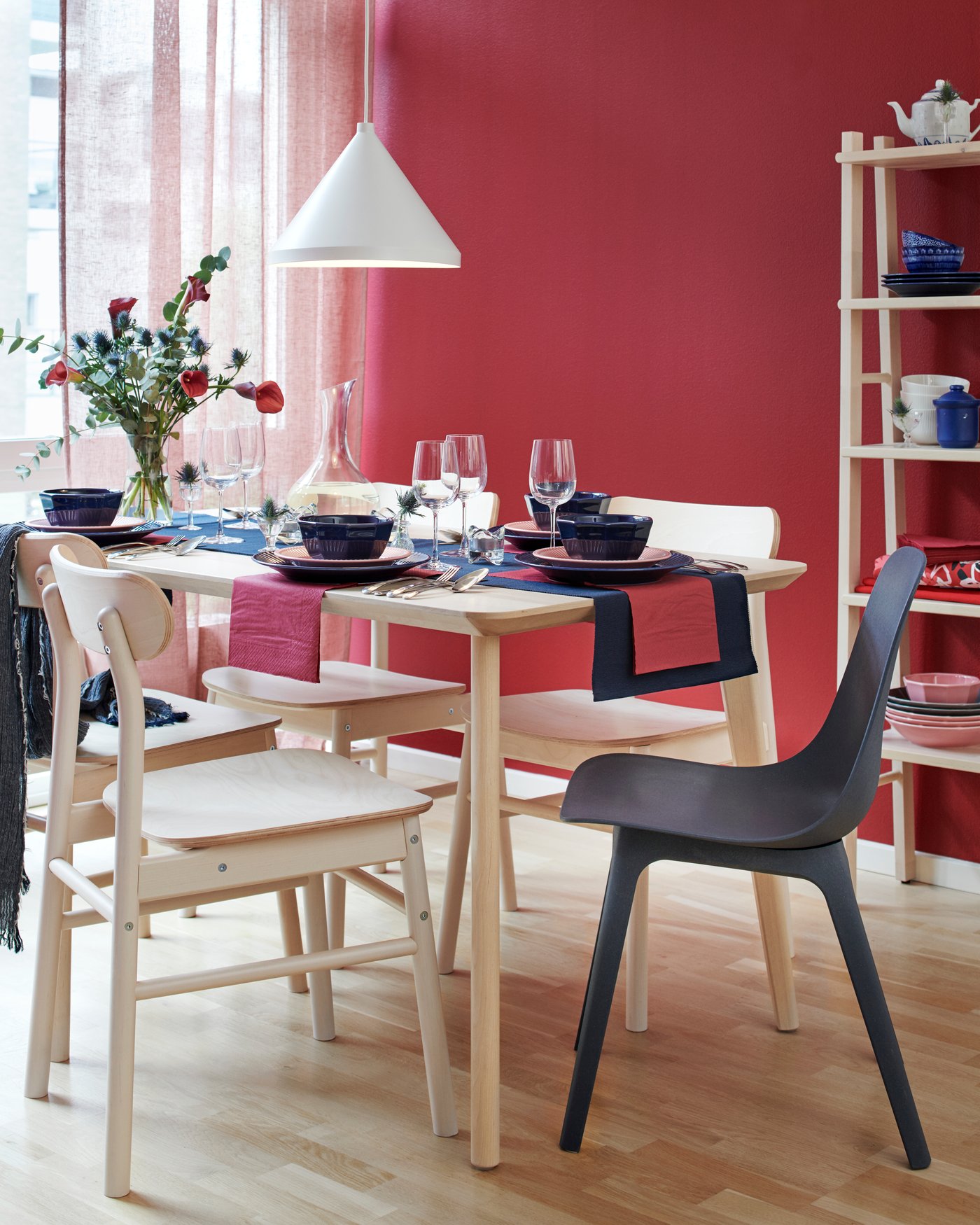 Comedor con mesa LISABO color madera, 4 sillas RÖNNINGE color madera y silla ODGER negra.