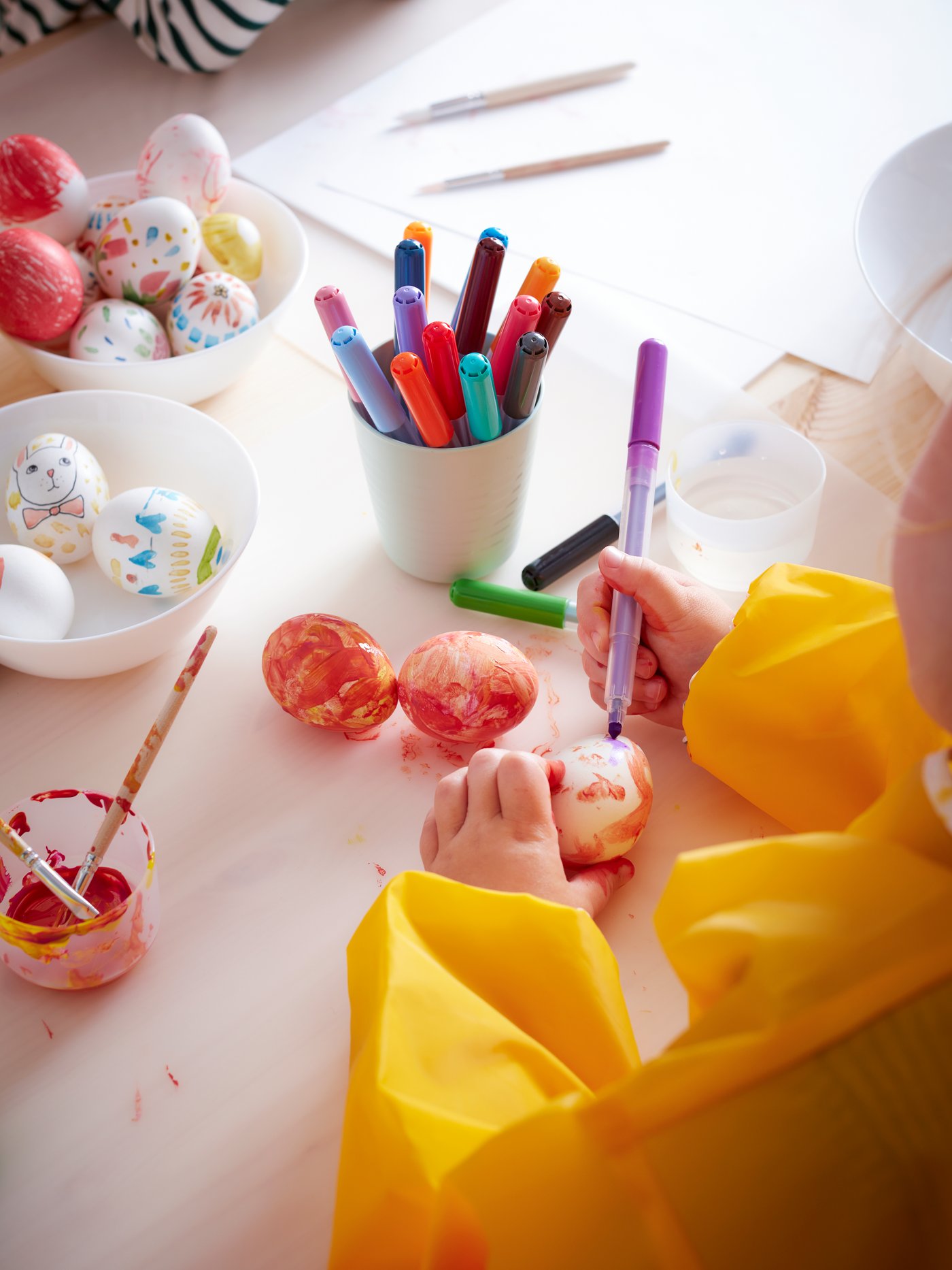 Een veelkleurige KALAS-mok in de kinderkamer