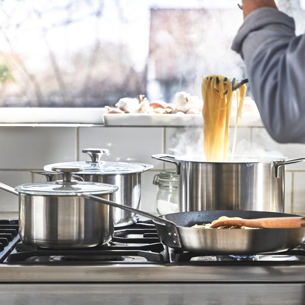 Une batterie de cuisine de 7 pièces en acier inoxydable HEMKOMST