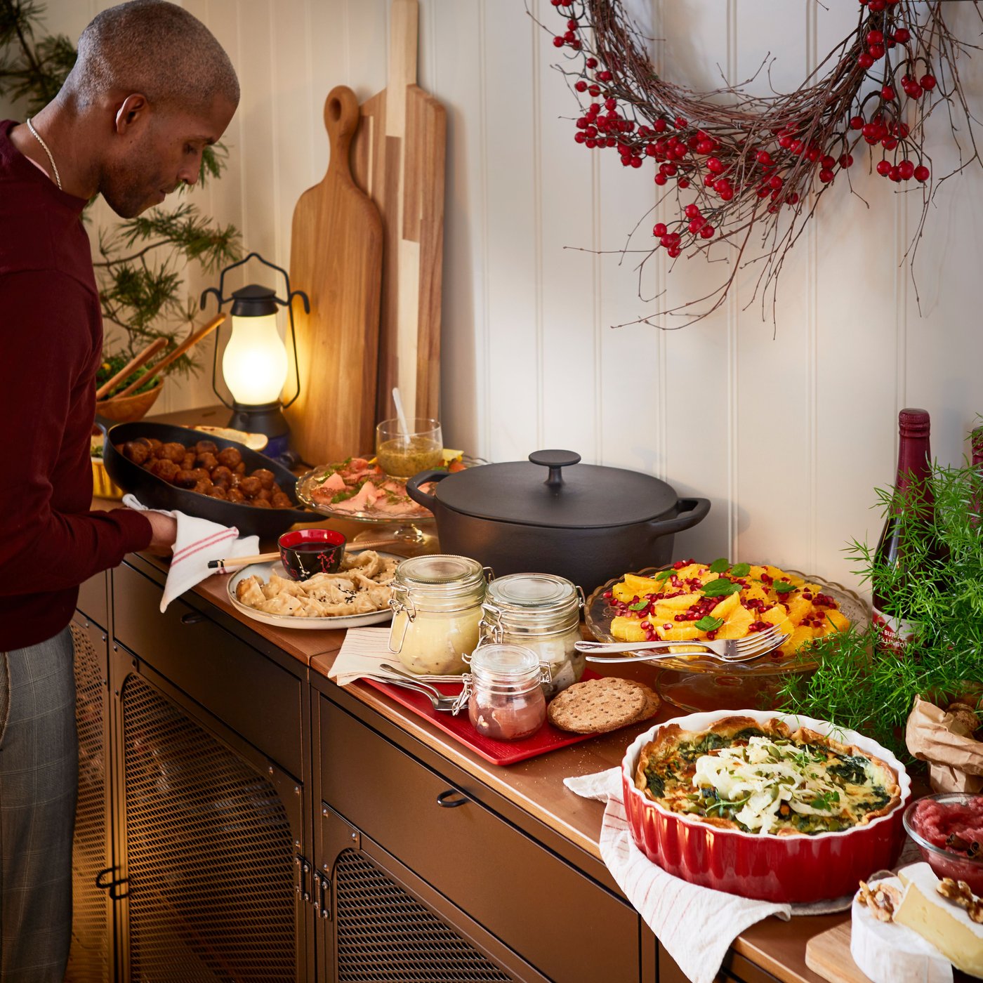 En mand står foran en julebuffet på et FJÄLLBO sidebord