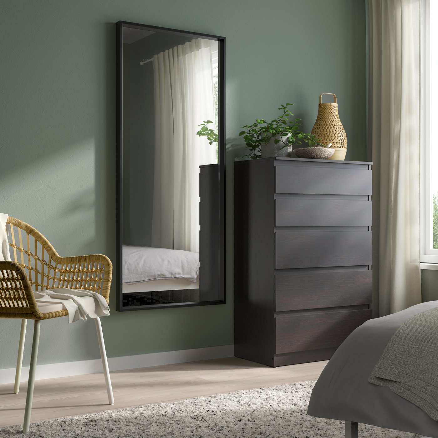 A black NISSEDAL mirror in the bedroom