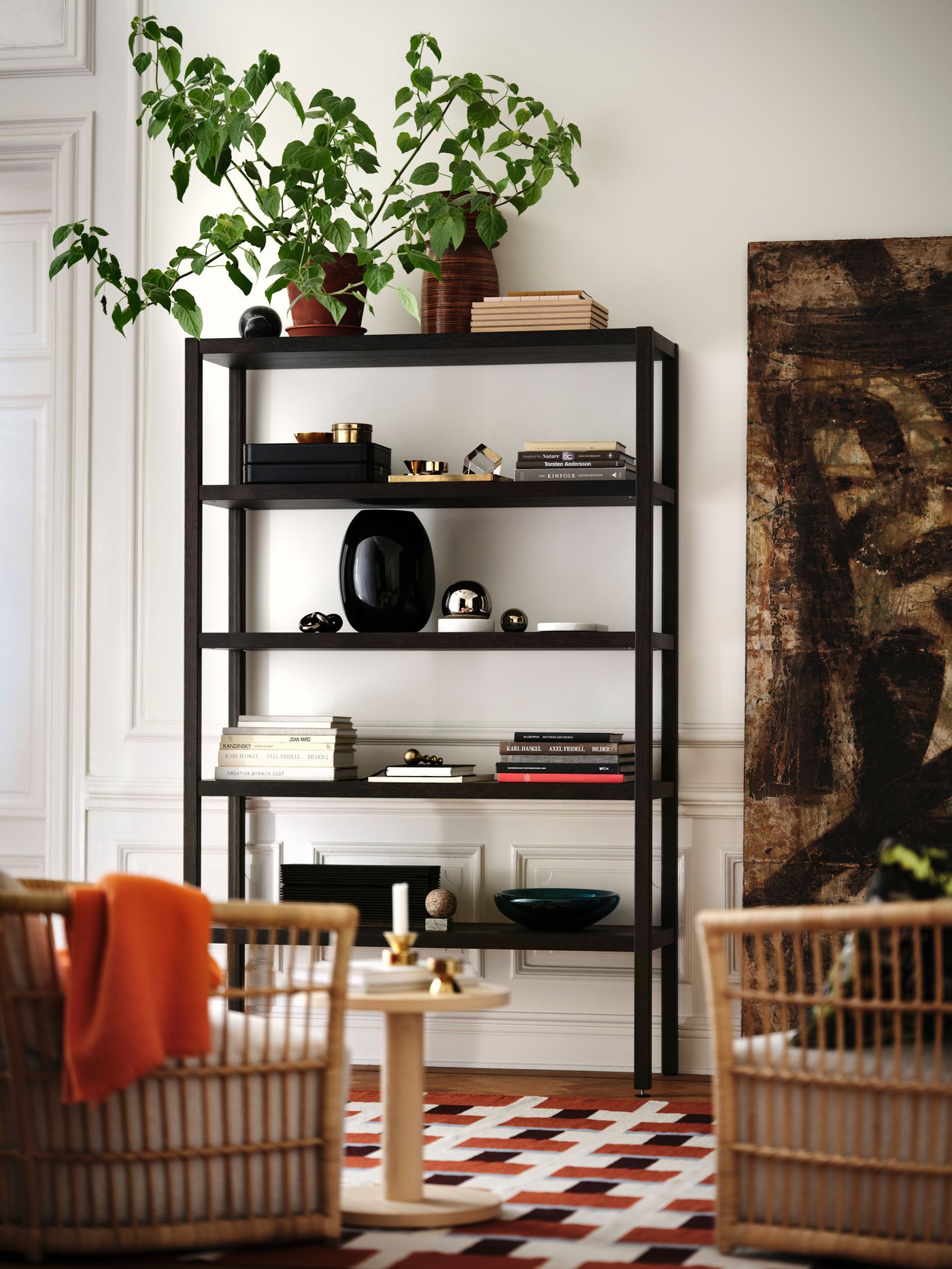 Ein STOCKHOLM 2025 Regal aus Eichenfurnier in Dunkelbraun im Wohnzimmer.